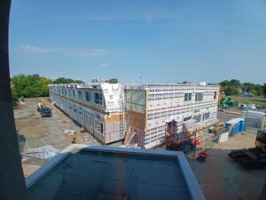Chantier de construction des unités modulaires à l'école secondaire Jacques-Rousseau